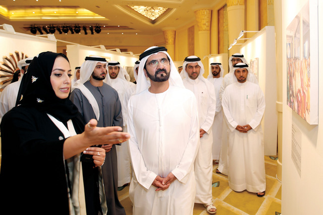"محمد بن راشد يستمع إلى شرح من د.منال تريم بحضور ماجد بن محمد"