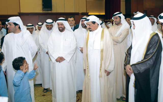 "حاكم عجمان خلال الافتتاح يستمع لتلميذ ينشد \t\t\t\t\t\t تصوير : يونس يونس"