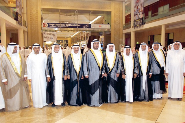 "العريس ووالده يتوسطان عبدالله المانع وسليمان الجاسم وحنيف حسن وقاسم سلطان وراشد وماجد السويدي"