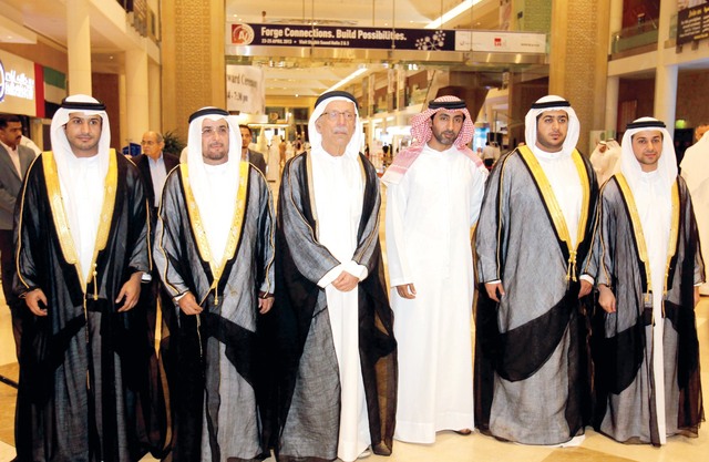 "العريس يتوسط سالم المهيري وميرزا الصايغ وعبيد العقروبي وسعيد درويش واحمد بالحصا ومحمد الغيث ومحمد الفهيم وراشد السويدي"