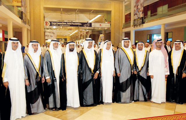 "نهيان بن مبارك وحشر بن مكتوم وشخبوط ال نهيان والعريس ووالده يتوسطون عددا من كبار الشخصيات     \t  تصوير - عمران خالد"