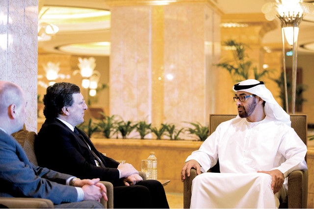 "ولي عهد أبوظبي ..وعبدالله بن زايد مصافحاً هاغل"
