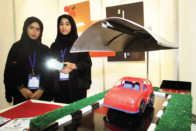 "مظلة تتحرك بالطاقة الشمسية نحو الظل"