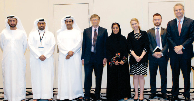 "لبنى القاسمي خلال لقاء بيل غيتس"