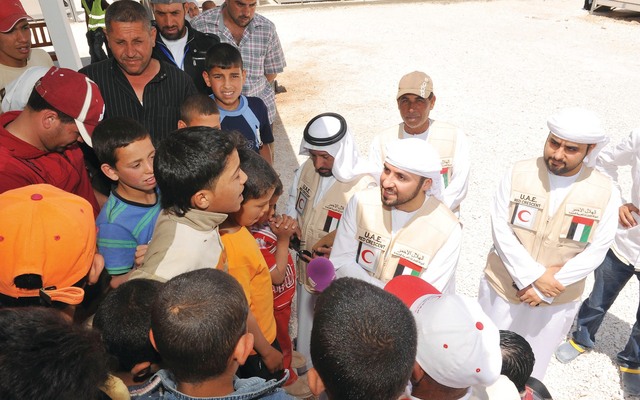 "... ويتبادل الحوار مع مجموعة من أطفال المخيم"