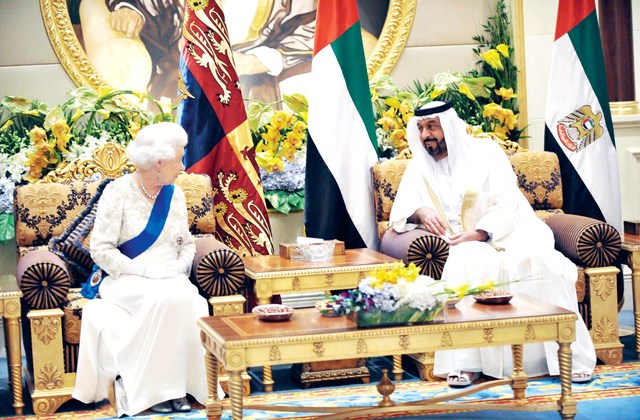 "خليفة لدى لقائه الملكة إليزابيث الثانية خلال زيارتها الأخيرة للدولة \t\t\t أرشيفية"