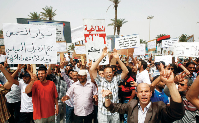 "متظاهرون في ساحة الشهداء بطرابلس يطالبون بتطبيق قانون العزل \tرويترز"