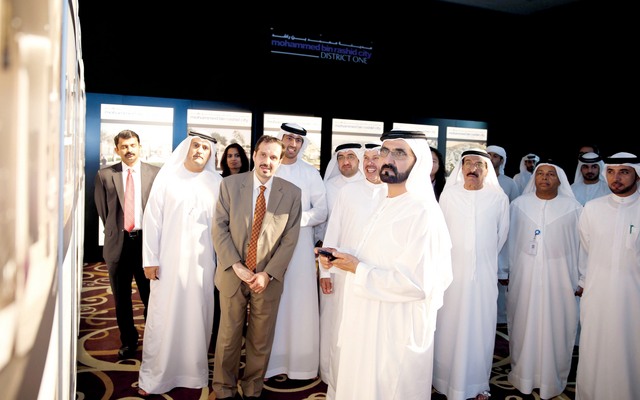 "محمد بن راشد خلال تدشين المدينة بحضور مصبح الفتان ومحمد النابودة والسبوسي وعدد من المسؤولين\t وام"