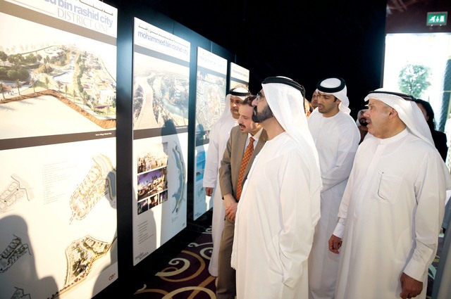 ".. وسموه يطلع على رسومات وتصاميم المدينة"