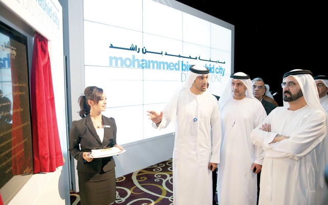 ".. ويستمع إلى شرح عن مخططات المدينة"