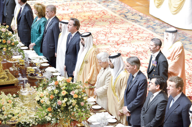 "رئيس الدولة والملكة إليزابيث ومنصور بن زايد وديفيد كاميرون خلال المأدبة"