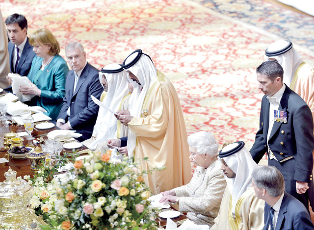 "خليفة متحدثاً خلال المأدبة"