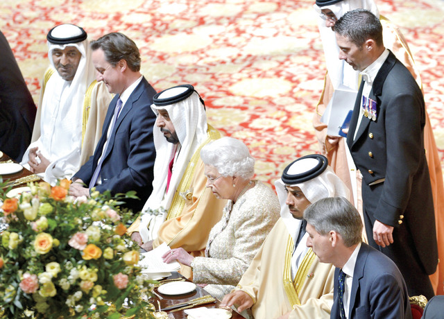 "رئيس الدولة وملكة بريطانيا ومنصور بن زايد وأحمد بن سعيد وديفيد كاميرون"