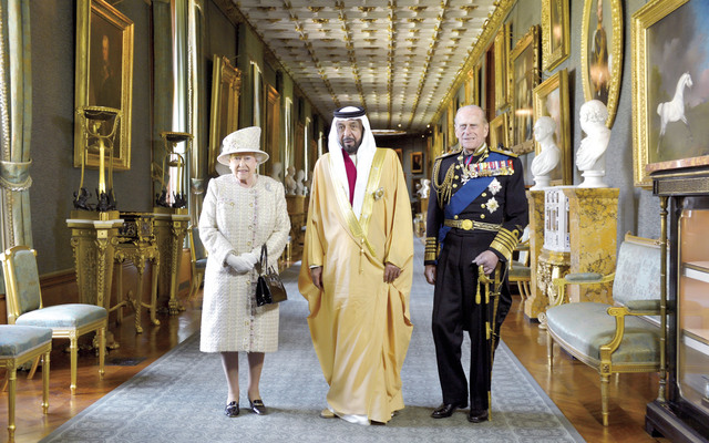 "خليفة يتوسط الملكة إليزابيث ودوق أدنبره"