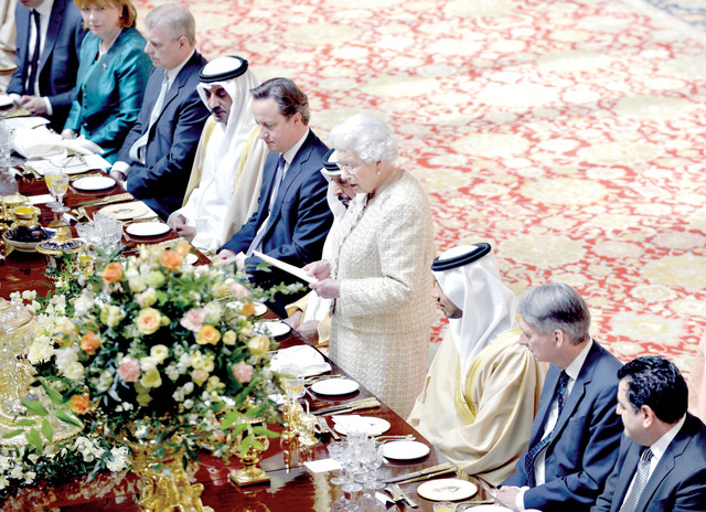 "خليفة وملكة بريطانيا متحدثة بحضور منصور بن زايد وديفيد كاميرون وأحمد بن سعيد\t وام"