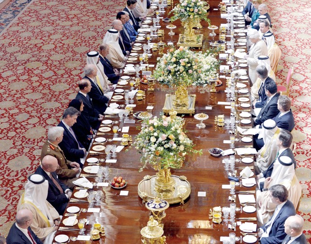 "خليفة والملكة إليزابيث متحدثة خلال المأدبة بحضور الوفد المرافق وكبار المسؤولين البريطانيينأكد صاحب السمو الشيخ خليفة بن زايد آل نهيان رئيس الدولة - حفظه الله - ان العلاقات التاريخية التي تجمع دولة الإمارات وبريطانيا تتطور ايجابا في كل المجالات وأثمن بشكل خاص زيارتكم الى دولة الامارات في عام 2010 والتي تركت أثرا طيبا علينا ."