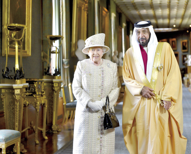 ".. وسموه في حديث مع الملكة \tوام"