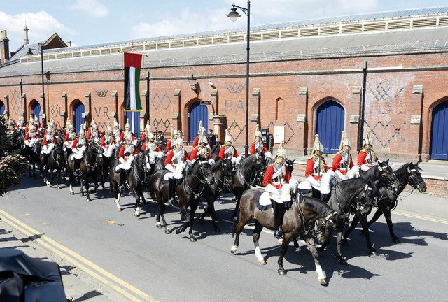 "فرقة الخيالة الملكية في استقبال رئىس الدولة"