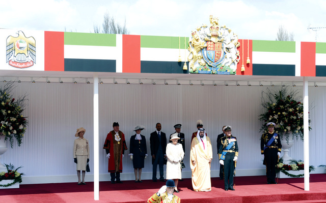 "خليفة والملكة اليزابيث ودوق أدنبرة خلال الاستقبال\t وام"