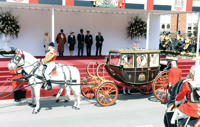 "رئىس الدولة مستقلاً العربة الملكية"