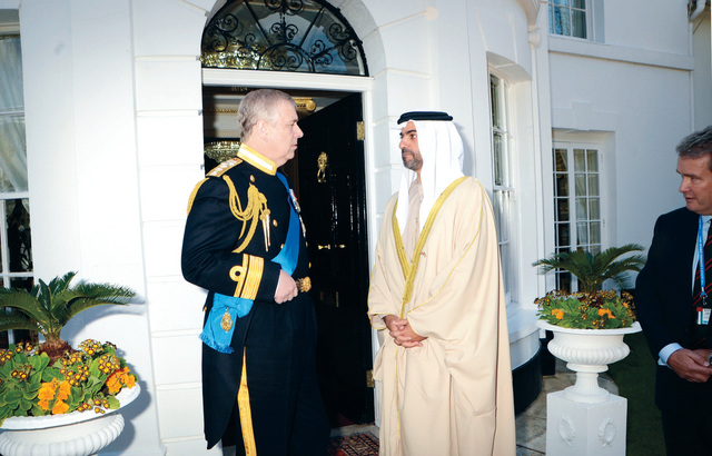 "حامد بن زايد ورئيس البرتوكول الملكي وام"