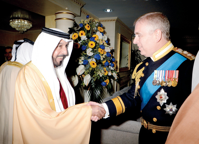 ".. وسموه مصافحاً رئيس البرتوكول الملكي"