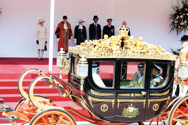 "منصور وحامد بن زايد في احدى العربات الملكية"