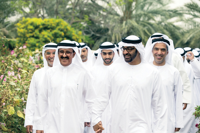 ".. سموه خلال حضوره مأدبة الغداء يرافقه سعيد الكندي وجمال الغرير وام"