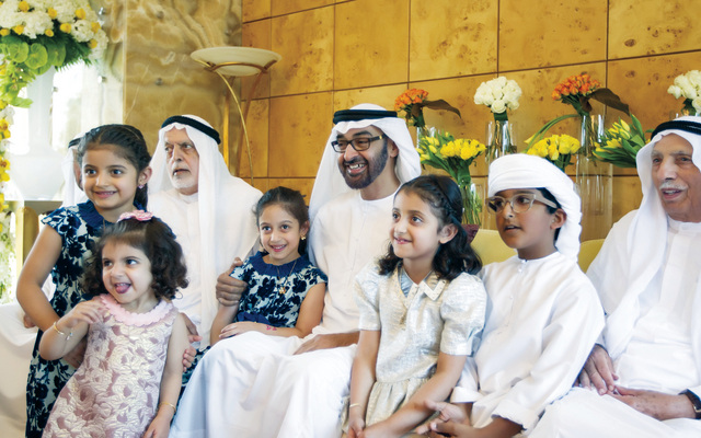 "محمد بن زايد متوسطا أسرة جمال الغرير بحضور جمعة الماجد وعبد الله الغرير\tوام"