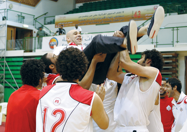 "لاعبو الشارقة يحتفلون بمدربهم على طريقتهم الخاصة"