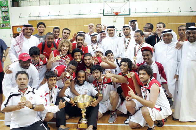 "لقرقاوي والسويدي مع شباب الشارقة أبطال الكأس\t تصوير - خالد نوفل"