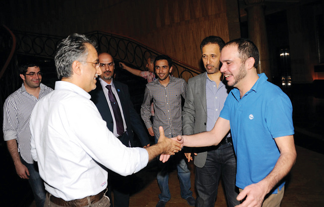 "علي بن الحسين يصافح سلمان بن إبراهيم بحضور يوسف السركال"