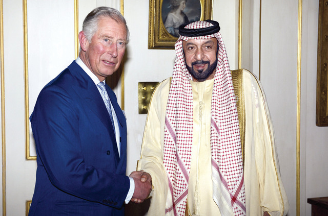 "خليفة مصافحاً تشارلز"