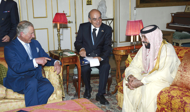 "خليفة في حديث مع تشارلز"