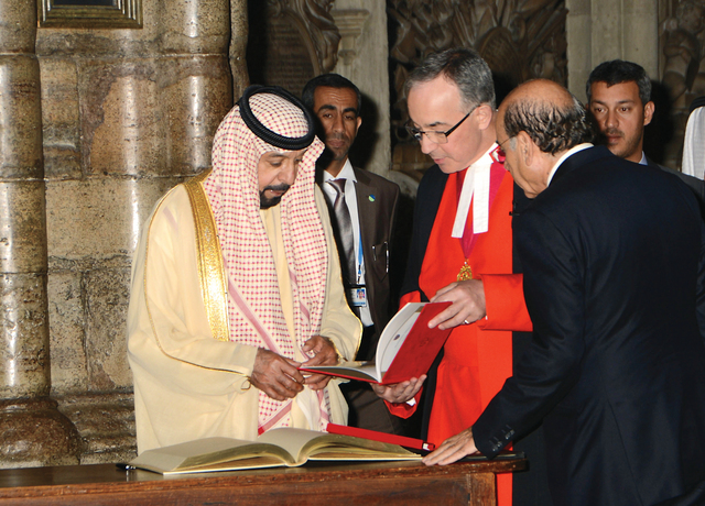 ".. وسموه يطالع صفحات السجل"