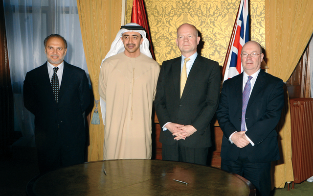 "عبدالله بن زايد ووليام هيغ عقب توقيع الاتفاقيتين بحضور أنور قرقاش وأليستر بيرت\t\t\t\t         وام"