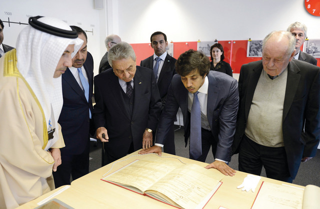 "سموه يطلع على المخطوطات القديمة"