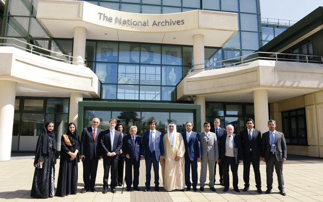 "منصور بن زايد أمام الأرشيف البريطاني\t\t\t وام"