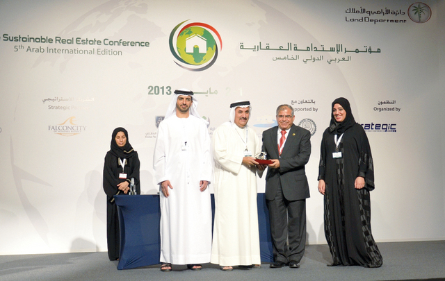 "بن مجرن يكرّم الفاعوري وفي الصورة بن حميدان وماجدة"