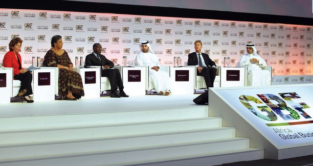 "مكتوم بن حشر وحمد بوعميم خلال ندوة «الملكية الخاصة: دروس من دبي إلى أفريقيا»\t تصوير - عمران خالد"