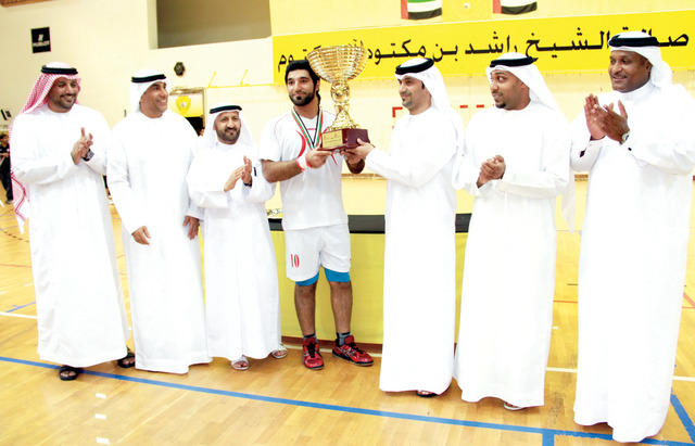 "المسؤولون مع كابتن الفريق وكأس البطولة"