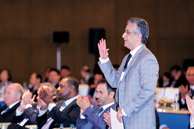 "سلمان بن ابراهيم يقف بعد اعلان فوزه والسركال يصفق للرئيس الجديد"