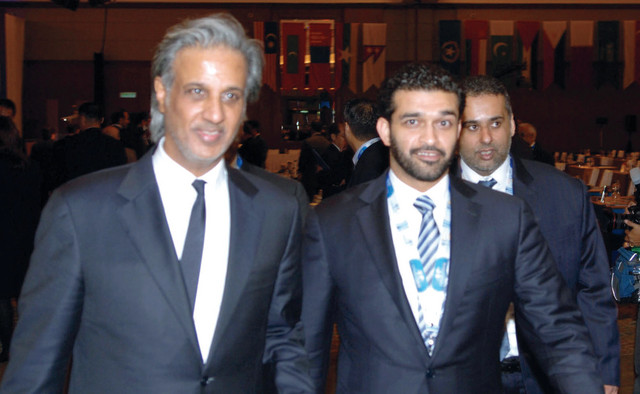 "حمد بن خليفة بن أحمد آل ثاني مع حسن الذوادي\t\t من المصدر"