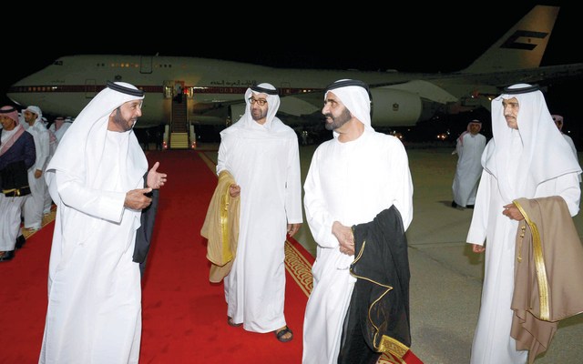 "خليفة لدى وصوله أرض الوطن وفي استقباله محمد بن راشد ومحمد بن زايد وأحمد جمعة الزعابي\tوام"