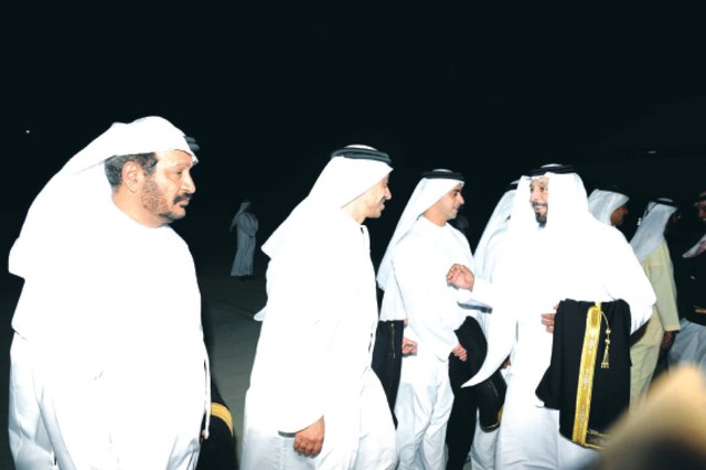 "وسموه مصافحاً سيف وعبدالله بن زايد بحضور سعيد بن محمد"