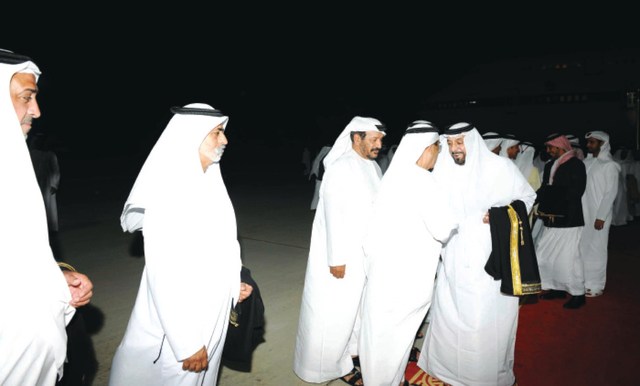 "رئيس الدولة يتلقى التحية من مستقبليه بحضور سعيد بن محمد ونهيان بن مبارك وسلطان بن خليفة"