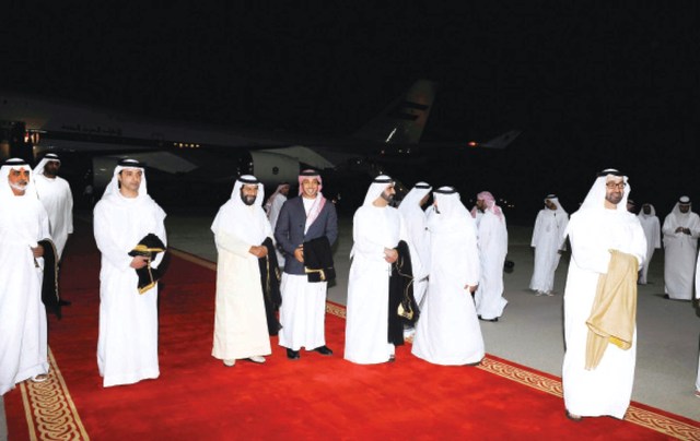 "محمد بن راشد ومحمد بن زايد وطحنون بن محمد ومنصور بن زايد ونهيان بن مبارك في استقبال رئيس الدولة"