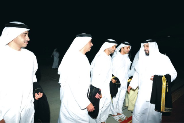 "خليفة وفي استقباله هزاع ونهيان وسيف وعبدالله بن زايد"