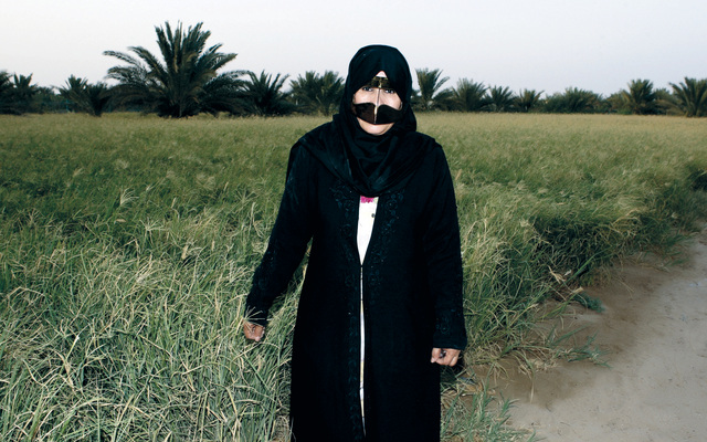 "بفخر تقف وسط حقلها في المزرعة"