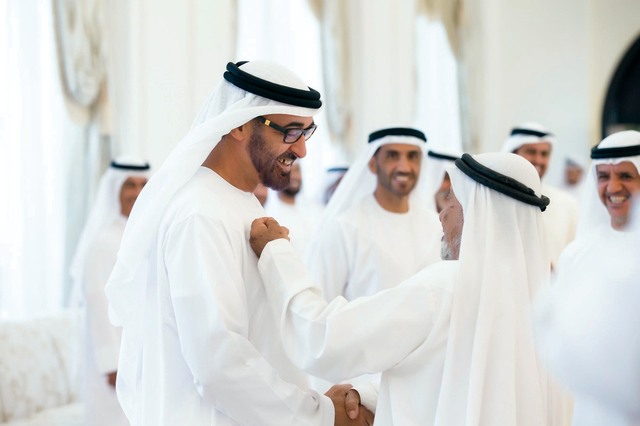 "محمد ونهيان وسيف بن زايد يؤدون الصلاة برفقة نهيان بن مبارك والمواطنين"